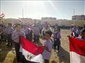 الطلاب رافعين الأعلام  (7)