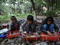 باعة فتيان يوضبون أغراضهم في أحد منتزهات كابول في 