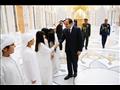 السيسي يصافح قيادات الإمارات في القصر الرئاسي