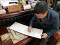 نائب وزير الرى الصينى يكتب كلمة فى سجل متحف النيل