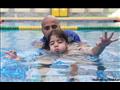 أثناء تعليم الأطفال السباحة وكيفية إنقاذ الآخرين من الغرق (8)