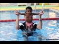 أثناء تعليم الأطفال السباحة وكيفية إنقاذ الآخرين من الغرق (3)