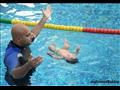 أثناء تعليم الأطفال السباحة وكيفية إنقاذ الآخرين من الغرق (2)