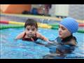 أثناء تعليم الأطفال السباحة وكيفية إنقاذ الآخرين من الغرق (5)