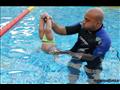 أثناء تعليم الأطفال السباحة وكيفية إنقاذ الآخرين من الغرق (7)