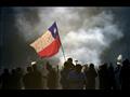 متظاهرون يرفعون علم تشيلي في العاصمة سانتياغو في 2