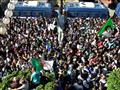 حشود من الجزائريين في تظاهرة مناهضة للسلطات في وسط