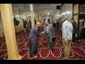 محافظ كفر الشيخ يصافح المواطنين في المسجد