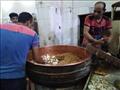 مراحل تصنيع حلوى المولد التقليدية في أقدم مصانع الإسكندرية