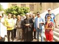أبانوب خلال توزيعه حلوى المولد في بورسعيد
