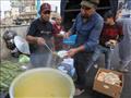 رجل عراقي يوزع الطعام على المحتجين في ساحة التحرير