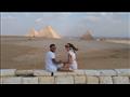 داني ألفيس وزوجته في زيارة للأهرامات