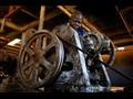 عامل ينظّف ماكينة في مصنع زيوت التيتل