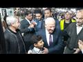 محافظ بورسعيد يلتقي بالمواطنين في الشارع السياحي