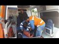 محافظ أسيوط يجري فحصًا طبيًا داخل سيارة إسعاف