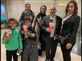 حمادة هلال يحتفل بالكريسماس مع ركاب مطار القاهرة الدولي