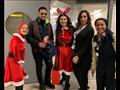 حمادة هلال يحتفل بالكريسماس مع ركاب مطار القاهرة الدولي