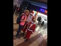 بابا نويل يستقبل سياح مطار الغردقة بالهدايا التذكارية 