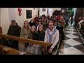 سياح أجانب يحتفلون بـالكريسماس في كنيسة العائلة