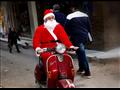 بابا نويل يوزع هدايا على المارة