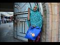 سيدة تحمل حقيبة الكرامة في اليمن