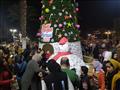 احتفالات المواطنين بمحيط أشجار الكريسماس في بورسعيد