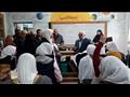 محافظ بورسعيد خلال زيارته للمدرسة٤
