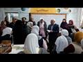 محافظ بورسعيد خلال زيارته للمدرسة