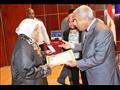 تكريم الدكتورة فاطمة حسام لاسهامها فى فوز اسوان ضمن مدن التعليم