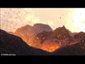 متسلق جبال يغامر بحياته لتصوير بركان نشط في فرنسا (1)