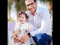 الطبيب أحمد حمدي وطفلته
