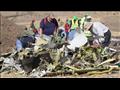 محققون يفحصون حطام الطائرة الإثيوبية المنكوبة