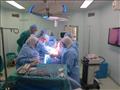 الفريق الطبي أثناء جراحة التبرع بالكبد (2)