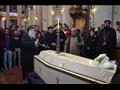 جثمان الشاب وحيد أثناء الصلاة عليه بكنيسة ماري جرجس بسوهاج (5)