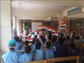 التلاميذ يستقبلون القوافل التعليمية بالأعلام