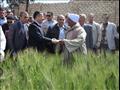وزير الزراعة يتفقد حقول القمح الإرشادية ببني سويف (1)