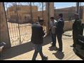 وزير الشيباب أمام مركز شباب وهو مغلق