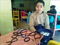 الطفل كريم يعرض منتجات يدوية من صناعته