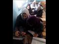 طلاب أولى ثانوي يؤدون امتحان الرياضيات بالمدرسة (4)