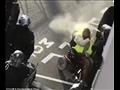 الشرطة الفرنسية تهاجم متظاهر على كرسيه المتحرك (1)