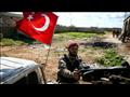علم تركيا يرفرف على مركبة تقل مقاتلا سوريا في قوة 