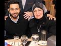 تامر حسني مع والدته 2