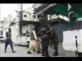 شرطي باكستاني يفتش الواصلين لأداة صلاة الجمعة في م