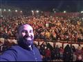 أحمد سعد يلتقط السيلفي مع جمهوره بحفل طنطا (3)