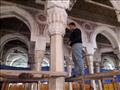 خلال متابعة صيانة أحد الاعمدة في مسجد الدسوقي