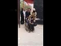 رجال الجيش والشرطة يساعدون كبار السن في بورسعيد٢_1