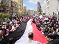علم مصر يحمله المشاركون