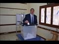رئيس جامعة سوهاج يوزع شيكولاته على الناخبين (22)
