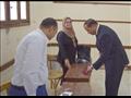 رئيس جامعة سوهاج يوزع شيكولاته على الناخبين (14)