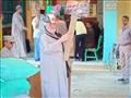 مسن يرفع صورة السيسي وعبدالناصر ويرقص أمام لجنة في الأقصر (3)